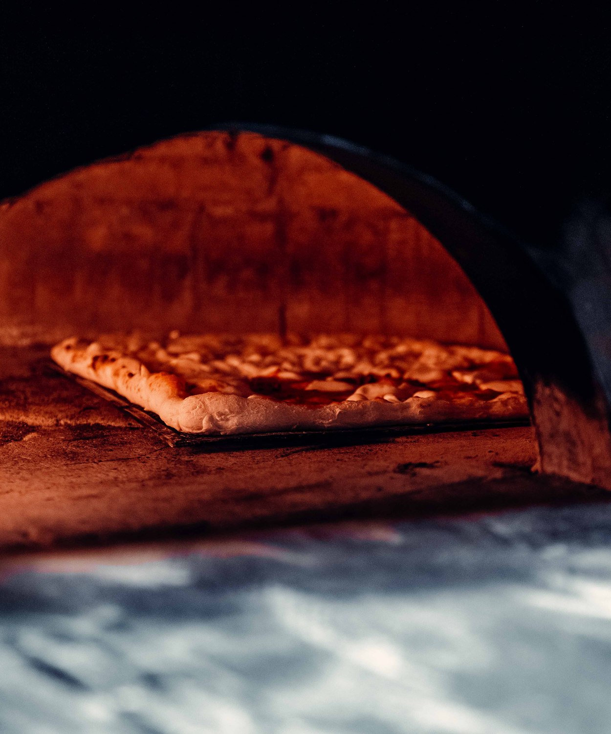 La pizza di Pulcinè durante la prima cottura nel forno a legna